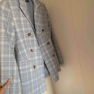  - Ljusblå rutig blazer från Gina tricot, knappast använd!🥰