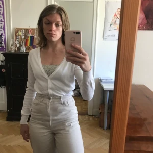 Vit cardigan - Vit v-ringad cardigan från Zara. I fint skick. Fraktkostnad tillkommer. Kan även mötas upp i Stockholm.