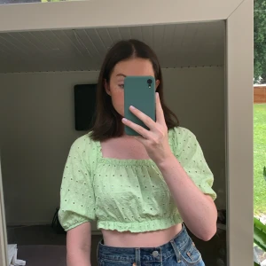 Topp - En grön topp från pull&bear i storlek S. Supersöt! 100kr inkl frakt