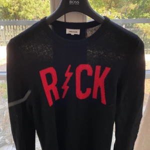 Zadig tröja - Säljer denna snygga Zadig tröja i nyskick. Det är cahsmere och den är skit cool👌🏼. Går inte att köpa på Zadig längre