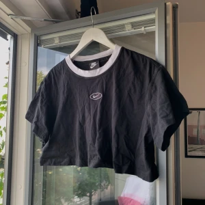 NIKE-topp stl M -  Crop top från Nike stl M. Oanvänd. Kan skickas (frakt tillkommer). Skriv för frågor/fler bilder 💘