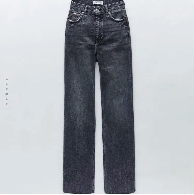 Ett par gråa jeans från zara! Dom är alldeles förstora på mig och är helt nya!. Jeans & Byxor.