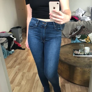 Mile high super skinny levis - Högmidjade levis byxor, aldrig använda för de var för långa 