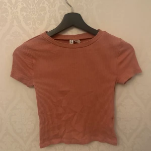 Topp från HM - Topp från HM. Använd ett fåtal gånger så i bra skick. Storlek XS. Frakt tillkommer💋