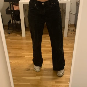 Junkyard Jeans Wide Leg  - Säljer dessa riktigt snygga jeans från Junkyard i storlek 28 eftersom de bara ligger i garderoben och inte används. Köpta för 499 kr men verkar inte finnas kvar på hemsidan. Säljer för 300 kr, hör av dig för intresse :)