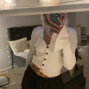 Kofta  - Snygg kofta med volanger! 