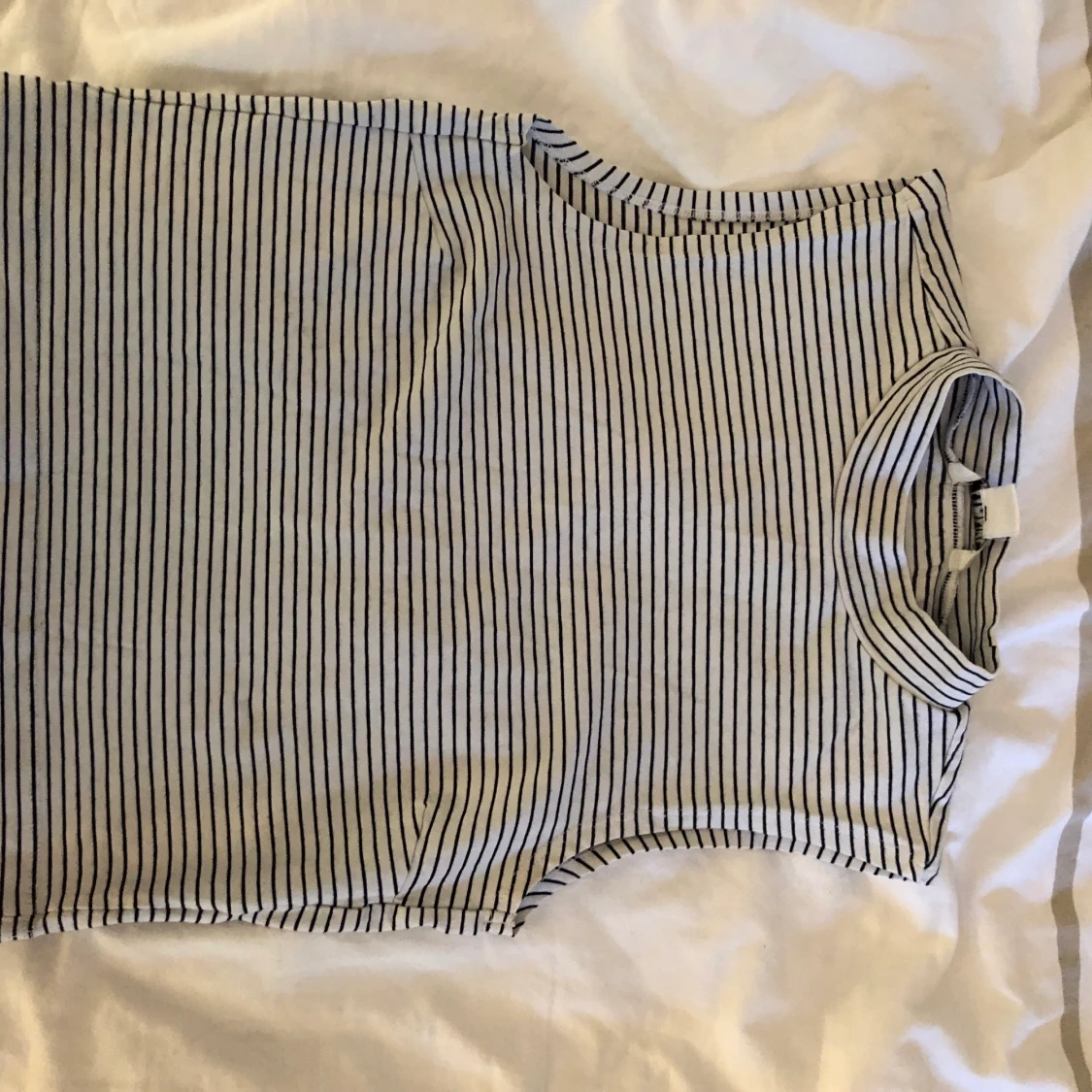 Svartvit randigt linne