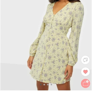 V neck button dress (Adoore liknande)  - Säljer denna grymt fina klänning från märket glamorous, aldrig använd!! Storlek 36 <3