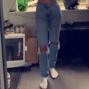 Säljer mina favvo jeans från carlings som tyvärr är för små för mig😫 de är i storlek xxs men skulle säga att de är mer som en xs🦋