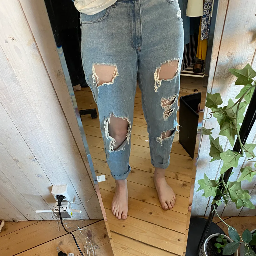 Supersnygga jeans från H&M, kommer tyvärr inte till användning för de är för stora, köparen står för frakten ✨❣️❣️. Jeans & Byxor.