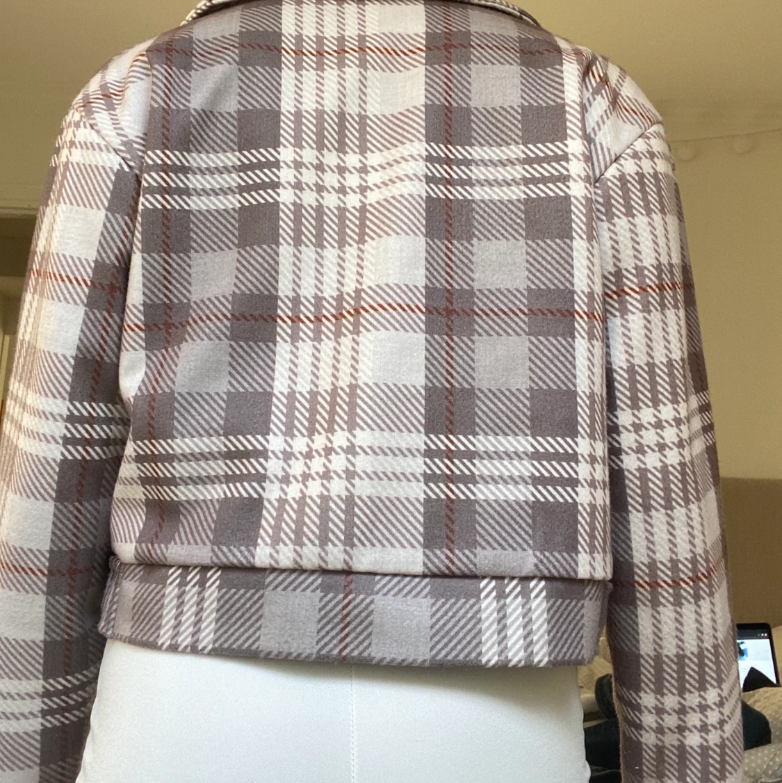 Rutig jacka från Boohoo - 90