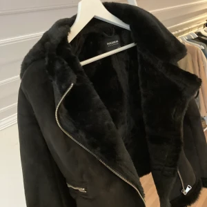 Vinterjacka - En svart vinterjacka från pull&bear med lite svart päls som foder. Supermysig. Storleken är M men skulle säga mer en XS/S. Såg i efterhand att bilderna var lite suddiga så skriv gärna för fler bilder om det önskas 