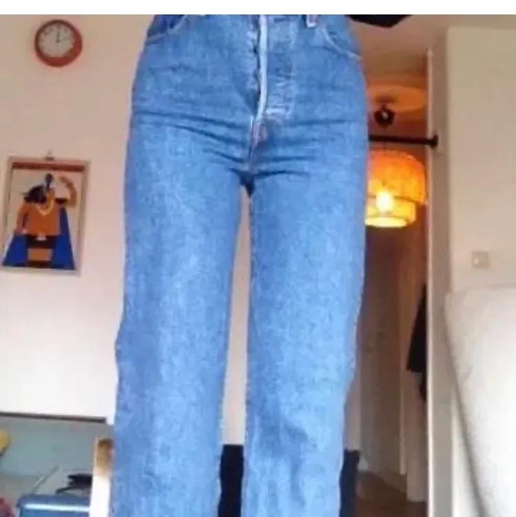 Mörk blåa jeans ifrån levis i modelen ribcage straight som är i storlek 26 som passar mig s 36 säljs för  kommer aldrig  till andvändning men är i nyskick, nypris 1149 kr säljs för 350 inklusive frakt💕💕. Jeans & Byxor.