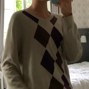 Trendig supersnygg tröja - Superfin tröja med trendigt mönster! I storlek XL och skulle sitta snyggt oversized på storlek XS-M! I nyskick💓