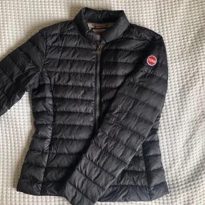 Colmar jacka  - Tunn figursydd dunjacka från colmar. Storlek 42 men är liten i storleken så skulle säga att den passar 36-38. Bra skick. Köpt för 1670kr 