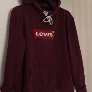 en hoodie från levi’s 