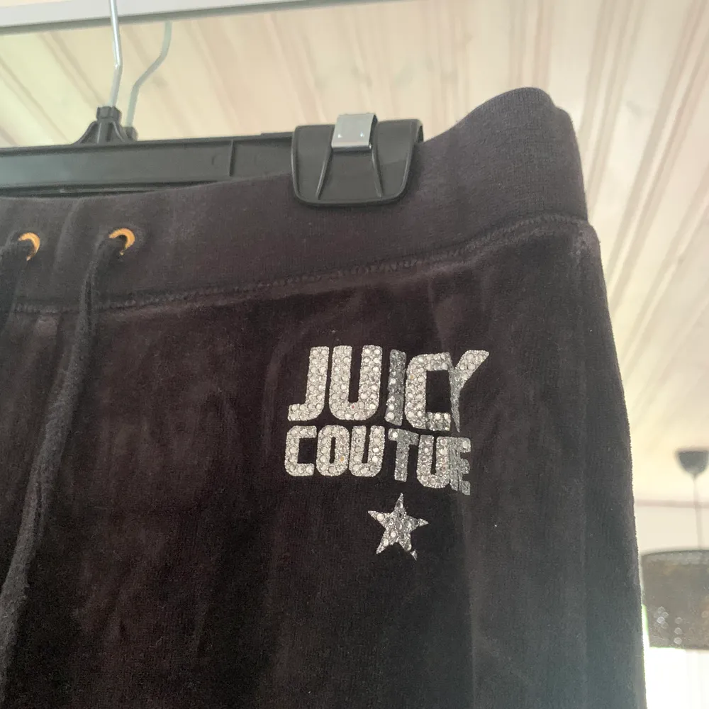 Säljer mina svarta mysbyxor ifrån Juicy Couture. Har använt de ca 2 gånger. . Jeans & Byxor.