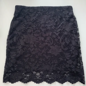 Spets kjol - Kjol i storlek xs/s, fint skick! Frakt tillkommer om man inte kan mötas i Stockholm 😇