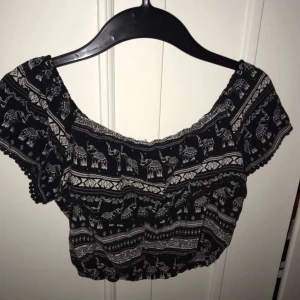 / - Off shoulder max tröja😂✌🏽 skönt tyg, passar till det mesta