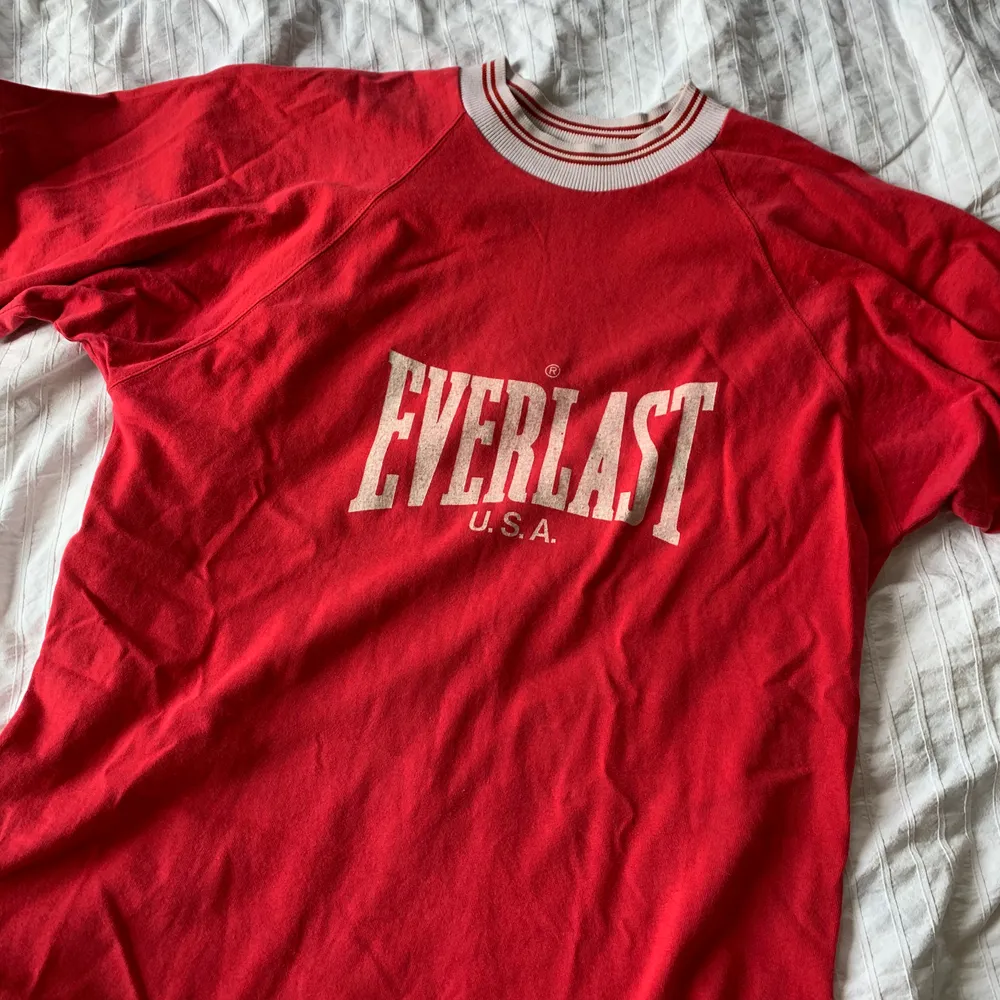 Vintage t-shirt från everlast. Storlek M-L. Frakt tillkommer . T-shirts.