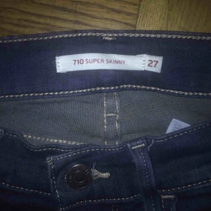  - Skinny jeans. Använda sparsamt. Skitsnygg mörkblå jeansfärg