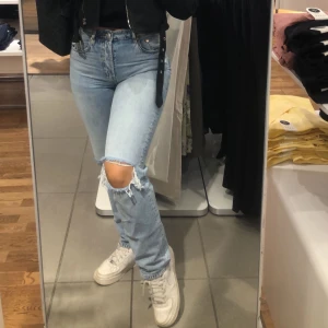 Jeans med hål - Säljer dessa populära jeans, slutsålda överallt!
