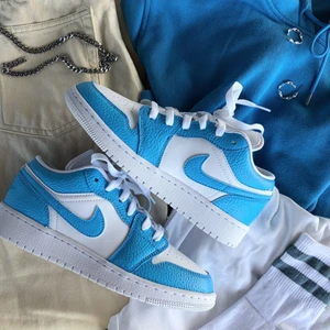 StainsCustoms  - Kolla in instagram, StainsCustoms, för att beställa ett par custom skor. Du får välja design och storlek helt själv. 💖🤩⚡️