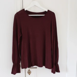 Vinröd tröja - Oanvänd vinröd tröja i fin skick. Köparen står för frakt 🤍