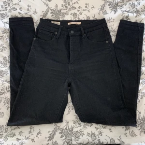 Levis mile high super skinny jeans - Säljer mina supersnygga svarta Levis mile high super skinny i storlek 28. Jeansen har knappt blivit använda då jag har flera par svarta jeans. Superbra skick.
