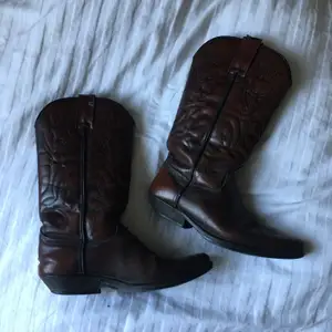 Bruna cowboy-boots! Går att putsa upp, inte använda på länge! Fraktar inte!🤠🤠🤠