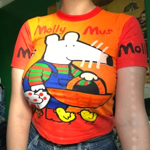 Molly mus t-shirt  - Super cool Molly mus t-shirt som tyvärr aldrig kommit till användning. Är en M men sitter gansk tajt på mig så skulle säga en S eller XS. Frakten ligger på 20kr