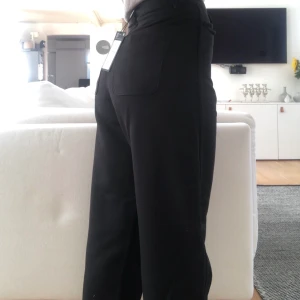 Weekday byxor stl 34/XS oanvända - Oanvända Weekday byxor i stl 34/XS. Lite längre i modellen och faller fint över skor på mig som är 167. Nypris 600kr, mitt pris 250kr+frakt💞