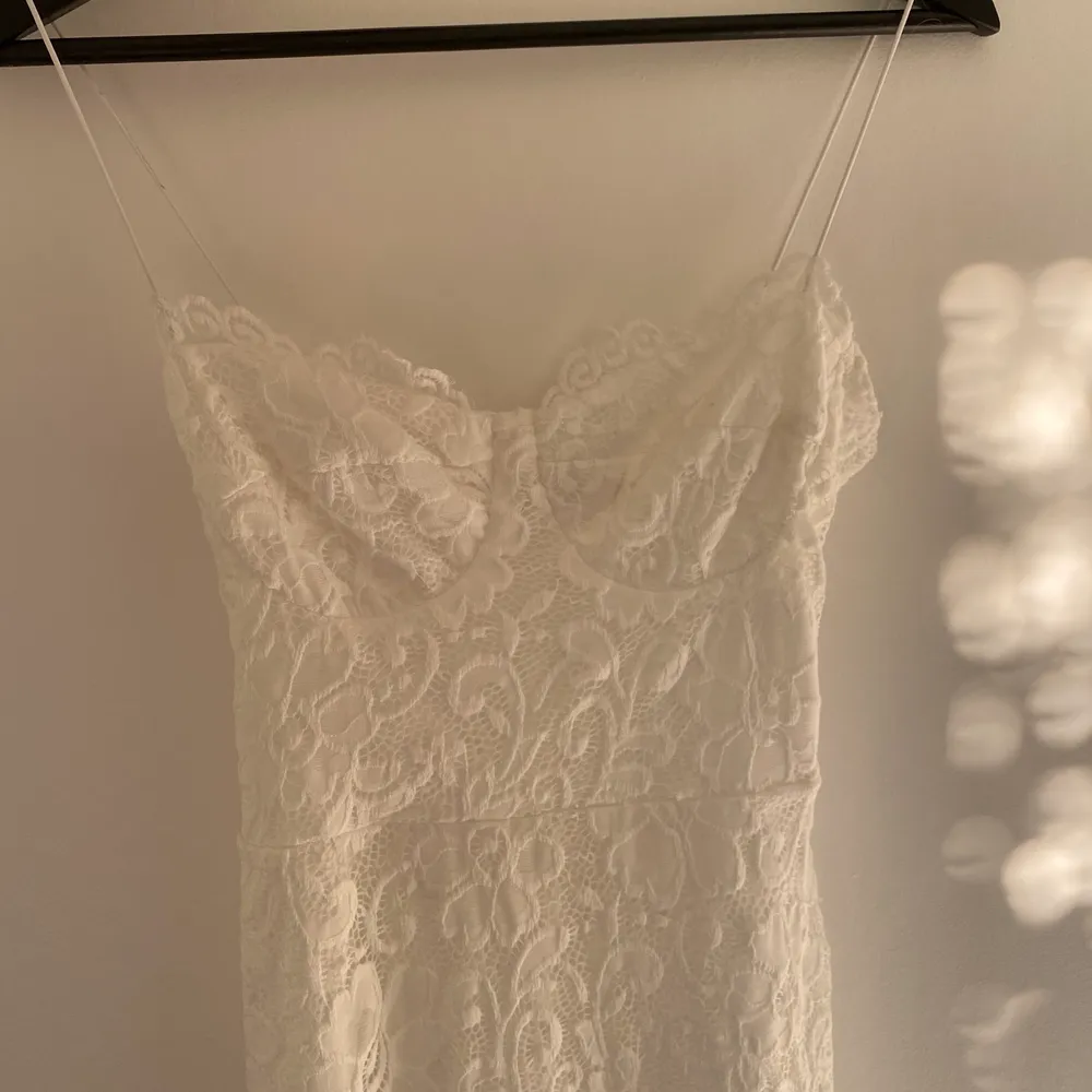 En superfin vit spetsklänning från nelly med spagettiband. Perfekt till både student och konfermation❤️priset är inkl frakt. Klänningar.