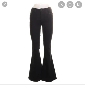 Crocker black bootcut jeans strl 27 - Lite av färgen har bleknat och sömmen på en av bakfickorna har gått upp lite. Annars är de i OK skick för att vara 5 år gamla. Storleken är 27/35 men de är kortade så de är egentligen ungefär 27/32. Originalpris ca. 800kr Vill bara bli av med allt! Pruta gärna! Kan säkert fixa bra paketpris! 