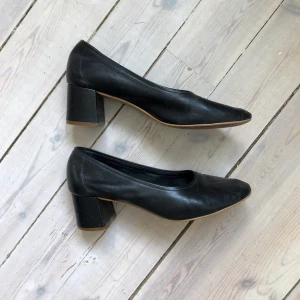Topshopskor - Svarta ballerinaskor/pumps från Topshop. Väl använda men ändå i gott skick. Klackhöjd ca 4 cm.