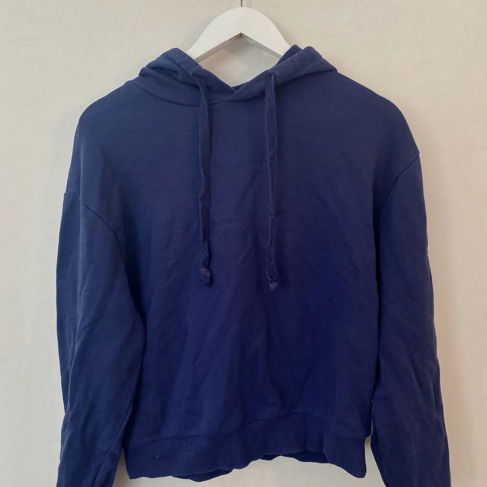 Populär basic hoodie ifrån NAKD i storlek S. Svårt att fånga färgen på bild men är klassisk marinblå. Inköpt för 249kr och säljes nu för 90kr + frakt 🚚. Hoodies.