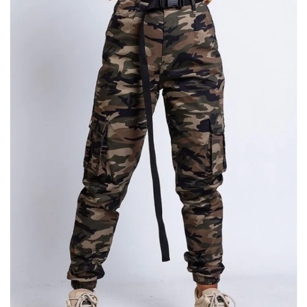 Madladys kända camouflage byxor. Går inte och köpa i denna färgen längre eller i storlek s längre. Använt sparsamt. Nypris 499:- mitt pris 150 + frakt. Jeans & Byxor.