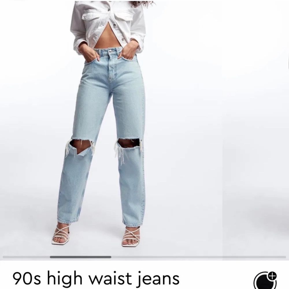 Säljer dessa populära jeans från Gina tricot! Bytes helst mot storlek 36, annars bud 🥰  köparen står för frakten 🌸 jag är 175 cm och bär strl 38. Jeans & Byxor.