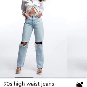 Säljer dessa populära jeans från Gina tricot! Bytes helst mot storlek 36, annars bud 🥰  köparen står för frakten 🌸 jag är 175 cm och bär strl 38