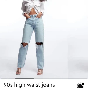 Håliga jeans från Gina tricot - Säljer dessa populära jeans från Gina tricot! Bytes helst mot storlek 36, annars bud 🥰  köparen står för frakten 🌸 jag är 175 cm och bär strl 38