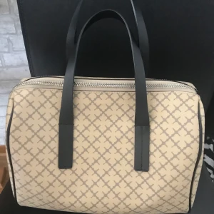 By malene birger moshie - Har en liknande weekend väska fast liten modell heter Moshie. Dustbag ingår med liten clutch. Mer bilder PM. Slutsålda överallt. Inga slitage, skador eller skavanker. Hel och fin. Pm för intresse. Pris 1700kr sänkt och klart!