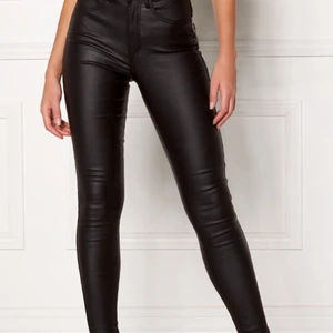 Skinn byxor - Jätte fina skinn byxor från Vero moda i storlek M