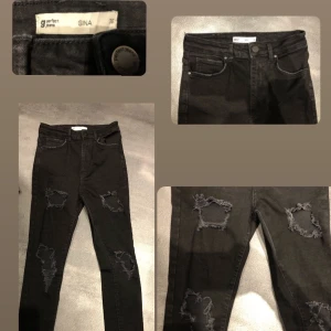 Svarta håliga jeans  - Svarta håliga jeans från Gina, i storlek 36=S. Säljer pågrund av att det inte är min stil och att det tar plats i garderoben. Väldigt fina i skicket och knappt använda, går att räkna på fingrarna hur många gånger dom användts om nån undrar! Fraktar!