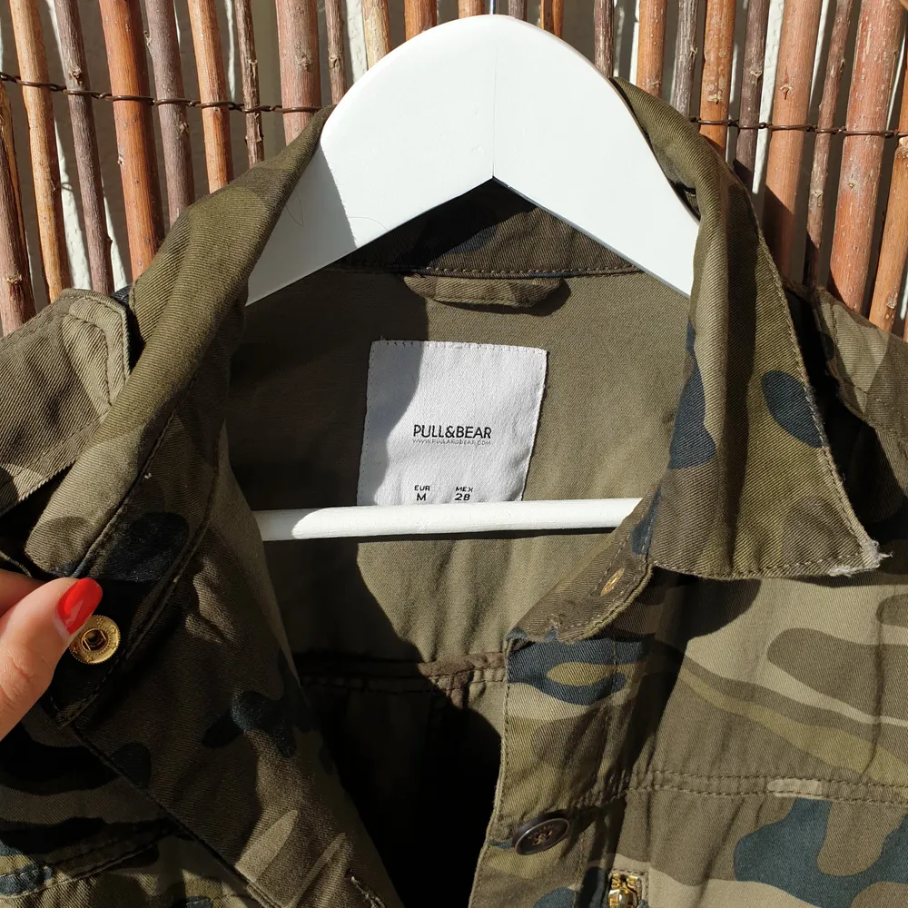 NEW military print jacket from Pull and Bear - size M. Jackor.