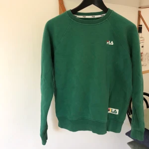 Grön tröja från Fila  - Fin tjocktröja från Fila, storlek S, i använt skick men inget att anmärka på, 150kr inkl frakt 💚