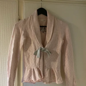 Odd Molly kofta - Ljusrosa Odd Molly kofta i storlek XS. Koftan är de bra skick och materialet är 100 % bomull. Köparen står för frakten. 