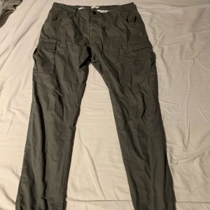 Militärgröna Cargobyxor - Militärgröna Cargobyxor från Saligia. Skriv bud⚡️