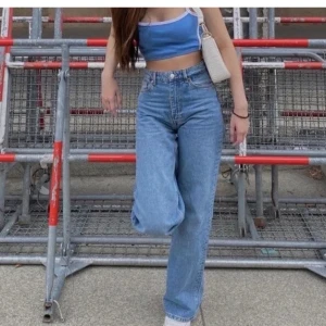 Långa Wide leg jeans - ⚠️ BUDGIVNING AVSLUTAD⚠️ Super fina blåa Wide jeans! Från hm, men de är slutsålda. Dom är jättemjuka och är i super bra skick. Det finns dock små hål i insidan av fickorna, men det är inget man ser eller märker 🥰  Storlek 34, men kan säkert passa en lite mindre 36 och lite större 32 också:)) (första bilden är lånad) Buda!💕Köp direkt för 300+frakt eller möt upp!