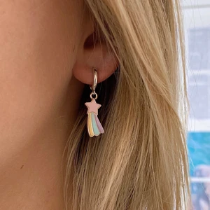 STJÄRNÖRHÄNGEN - Så fina stjärnörhängen för 90kr/par 🌟💫 Passar till allt och speciellt med andra smycken! Frakten är inkluderad ⚡️