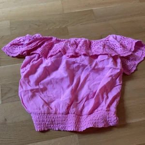 Gullig H&M topp - En jätte söt topp ifrån hm, är väldigt stretchig och nästan oanvänd, den är i bra skick!
